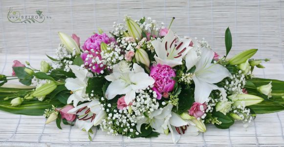 Főasztaldísz (rózsaszín, fehér pünkösdi rózsa, liziantusz, bokros rózsa, rezgő, liliom), esküvő