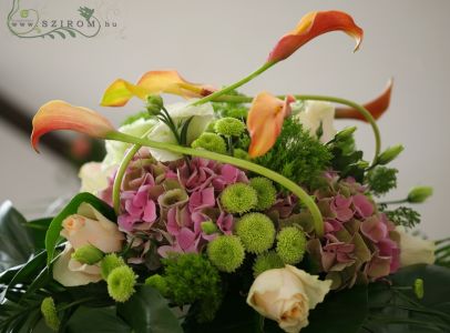 Main table centerpiece (hydrangeas, callas, roses, pompoms, lisyanthus, peach, cream, green, pink), Symbol Budapest, wedding