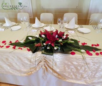 Main table centerpiece (aisiatic lilies, tulips, red, white), Academy Budapest, wedding