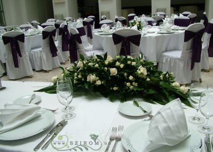 Main table centerpiece (cream roses, spray roses), Gerbeaud Budapest, wedding