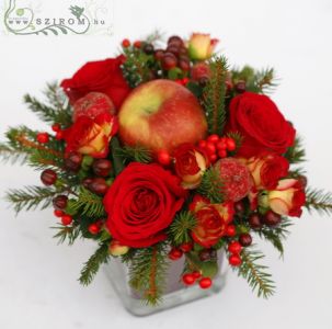 Glass cube with apple and roses (7 stems + berries)