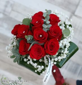 10 Rosen in einer engen runden Bouquet mit Schleierkraut und Strass Stifte