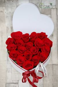 vörös rózsa szív alakú dobozban (19 szálas box)