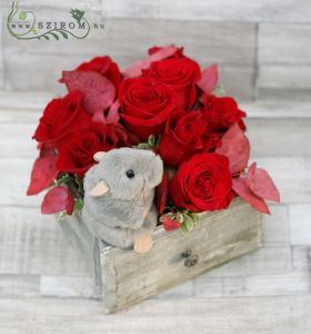 mouse in the drawer (with 11 red roses)