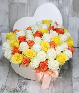 Szív rózsa doboz 50 rózsával (sárga, narancs, fehér)