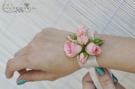 wrist corsage made of spray roses (pink)