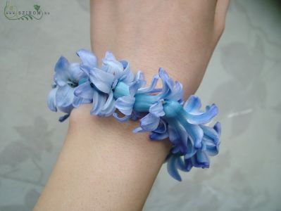 wrist corsage made of hyacinthus (blue)