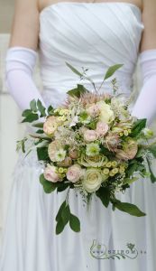 Bridal bouquet loos rustic round (rose, angel rose, protea mini, matricaria, limonium, cream, pink)