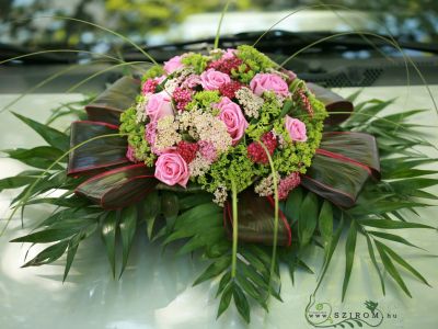 round car flower arrangement with milfoils, sedums and roses, only in summer (green, pink)