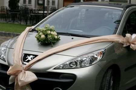 round car flower arrangement with spray roses and ornithogalum (white)