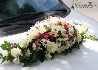 oval car flower arrangement with spray roses and daisies (white, pink)