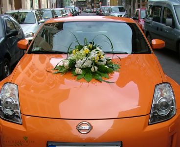 round car flower arrangement with hydrangeas (rose, hydrangea, frieze, white, yellow)