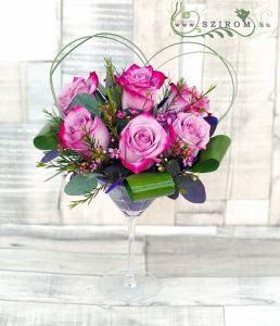 Cocktailtasse mit 7 lila Rosen