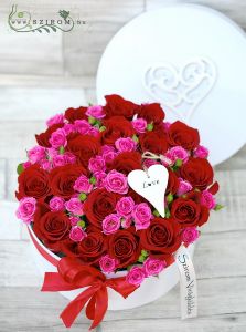 Rózsadoboz vörös rózsával és mini rózsával (30 szálas box)