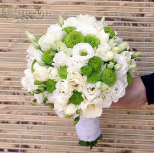 Bridal bouquet made of lisianthus with green pompoms (white, gereen)