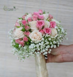 Bridal bouquet of roses, spray roses and baby's breath (pink)