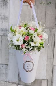 Romantic small bouquet in a box with silk handle (13 stems)