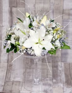 Nagy koktélpohár asztaldísz téli dekorral (fehér, liliom), esküvő