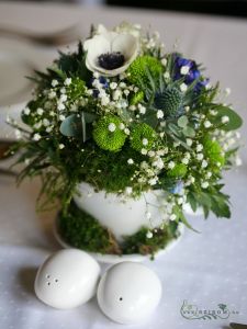 Centerpiece in cup, with moss, Mezzo Music Restaurant Budapest, (anemone, muscari, krizi, hyacinth, blue, white), wedding