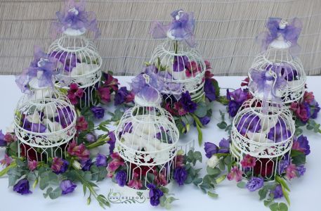 Kalitkás esküvői asztaldísz, 1db, Malonyai, Kastély (liziantusz, rózsa, alstroméria, lila)