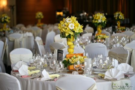 Esküvői asztaldísz citromokkal, könyvekkel, 1 szett, Marriott Budapest (kardvirág, liziantusz, sárga)