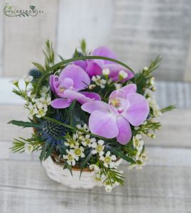 Centepiece small basket with orchids (purple), wedding