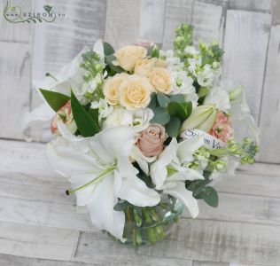 Centerpiece with stockflowers and lilies (white, peach), wedding