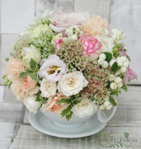 bögre asztaldísz (angol rózsa, bokros rózsa, liziantusz, szegfű, varjúháj, rózsaszín, barack), esküvő