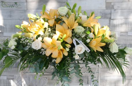 Main table centerpiece with lilies (peach, white), wedding