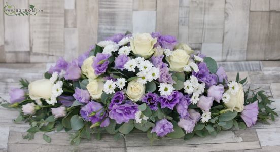 Főasztaldísz lila liziantusszal, fehér rózsával, esküvő