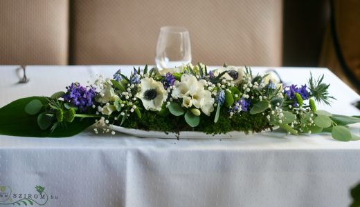 Főasztaldísz tavaszi virágokkal, mohával, Mezzo Music (jácint, szellőrózsa, iringó, vadvirágok, frézia, kék, fehér), esküvő