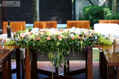 Főasztaldísz borászatban Haraszthy Vallejo Pincészet (rózsa, hortenzia, szegfű, vadvirágok, szőlő, barack, fehér, zöld), esküvő