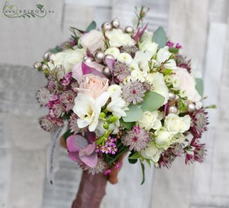Bridal bouquet with purple astrantia (rose, freesia, matricaria, wax, white, purple)