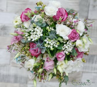 Menyasszonyi csokor lila, mezei stílus, zöldekkel (rózsa, liziantusz, bouvardia, wax, eryngium, fehér, rózsaszín)