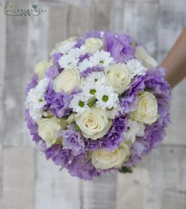 Bridal bouquet with light purple lisianthusses, white santinis, whte roses