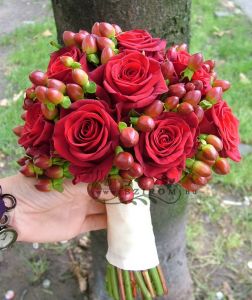 Bridal bouquet with roses and hypericums (red)