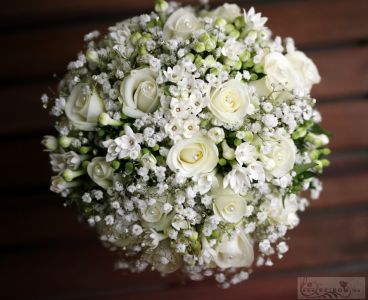 Menyasszonyi csokor rózsából, apró virágokkal (rezgő, bouvardia,fehér)
