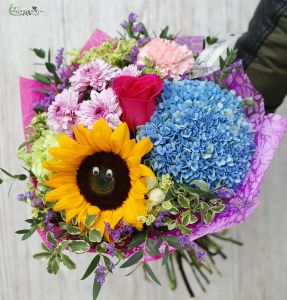 Small round flower bouquet with watchfull sunflower (11 stems)