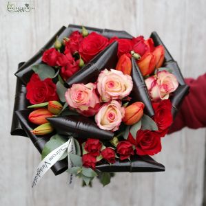 Modern csokor vörös-narancs színekben, tulipánból és rózsából (20 szál)