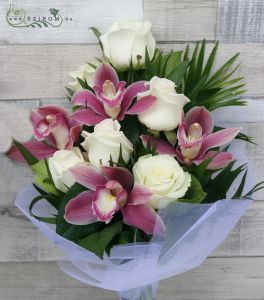 Blumenstrauß mit Orchideen und Rosen (10 Stängel)