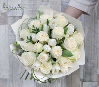 Weiße Rosen mit weißen Tulpen (40 Stiele)