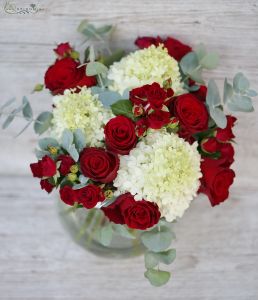 Nagy üveggömb fehér hortenziával, vörös rózsával (15 szál)