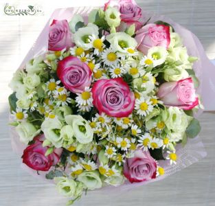 Round bouquet of purple roses, chamomiles, lisianthusses (20 stems)