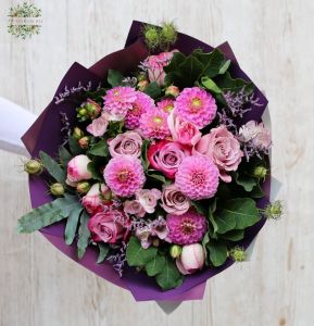 Kompakte runde Blumenstrauß aus Dahlien, Freesien und Rosen (23 Stängel)