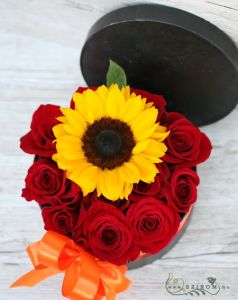 Rote Rosen und Sonnenblumen in Schachtel (12 Stiele Box)
