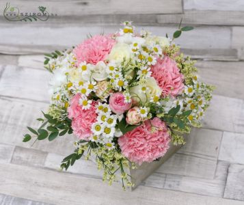 Blumenarrangement mit wilden Blumen in einer Holzkiste (Rose, Englische Rose, Nelke, Kamille, Rosa, Weiss)