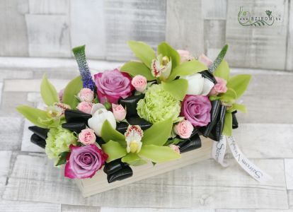 Lila grünes Arrangement (Rose, Orchidee, Tulpe, Nelke)