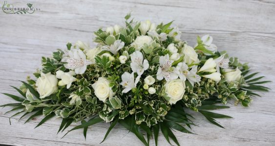 Main table decoration with white flowers (rose, freesia, alstroemeria, white), wedding