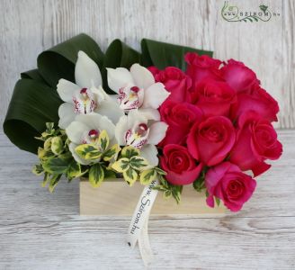 Orchideák és rózsák fa dobozban (15 szál)