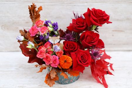 Herbstblumenschale mit Fuchs und roten Rosen